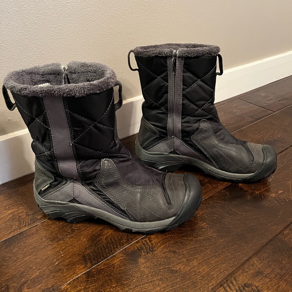 Keen Black Quilted Boots with Soft Lining
